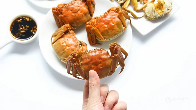 已蒸熟，摆放在盘里准备食用的大闸蟹图片 第13张
