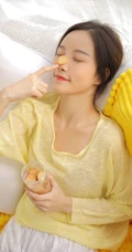 百无聊赖，喝牛奶，吃零食的黄衣短裤清新少女室内沙发可爱写真