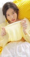 百无聊赖，喝牛奶，吃零食的黄衣短裤清新少女室内沙发可爱写真