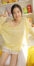 百无聊赖，喝牛奶，吃零食的黄衣短裤清新少女室内沙发可爱写真