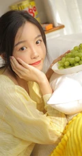 百无聊赖，喝牛奶，吃零食的黄衣短裤清新少女室内沙发可爱写真