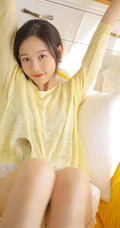 百无聊赖，喝牛奶，吃零食的黄衣短裤清新少女室内沙发可爱写真