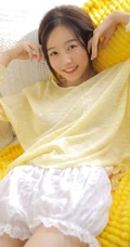 百无聊赖，喝牛奶，吃零食的黄衣短裤清新少女室内沙发可爱写真