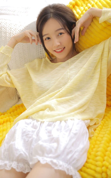 百无聊赖，喝牛奶，吃零食的黄衣短裤清新少女室内沙发可爱写真