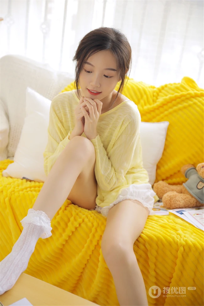 百无聊赖，喝牛奶，吃零食的黄衣短裤清新少女室内沙发可爱写真