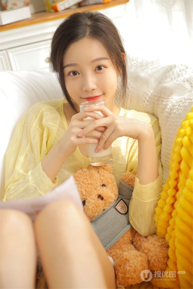 百无聊赖，喝牛奶，吃零食的黄衣短裤清新少女室内沙发可爱写真
