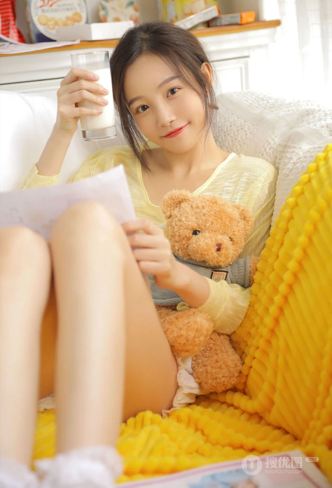 百无聊赖，喝牛奶，吃零食的黄衣短裤清新少女室内沙发可爱写真