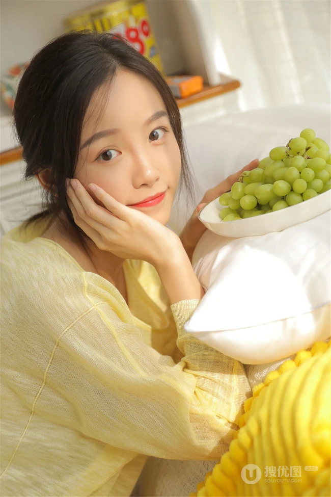 百无聊赖，喝牛奶，吃零食的黄衣短裤清新少女室内沙发可爱写真