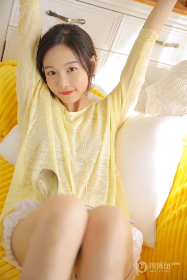 百无聊赖，喝牛奶，吃零食的黄衣短裤清新少女室内沙发可爱写真