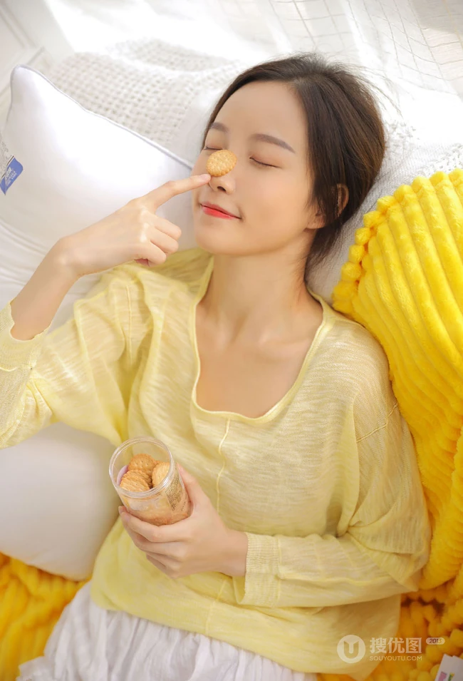 百无聊赖，喝牛奶，吃零食的黄衣短裤清新少女室内沙发可爱写真