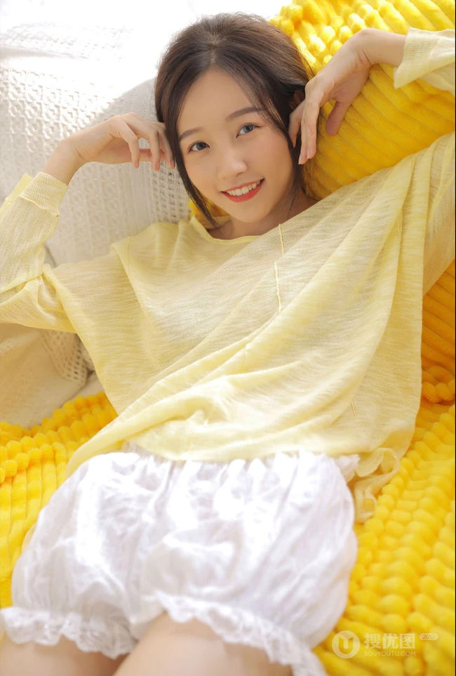 百无聊赖，喝牛奶，吃零食的黄衣短裤清新少女室内沙发可爱写真