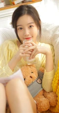 百无聊赖，喝牛奶，吃零食的黄衣短裤清新少女室内沙发可爱写真