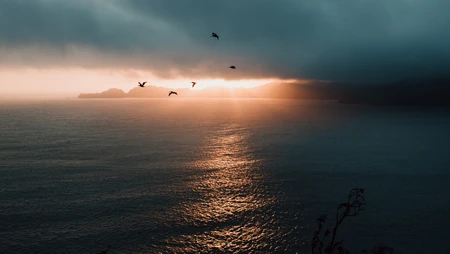 平静的海面上乌云密布的自然风景