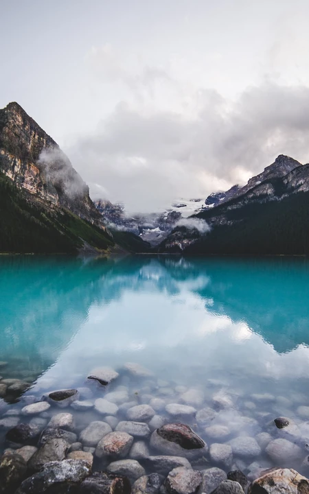 高清大山下湖泊边的湖底小石子风景