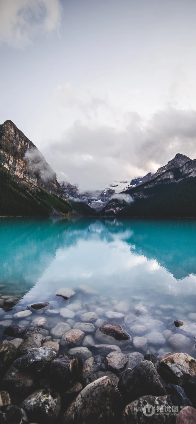 高清大山下湖泊边的湖底小石子风景