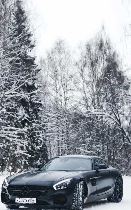 停在雪地的奔驰AMG双门跑车