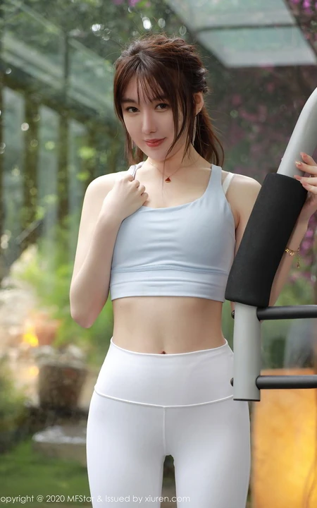 健身房里的气质亮眼魔鬼身材女生薛琪琪sandy紧身运动衣白裤吸睛写真集