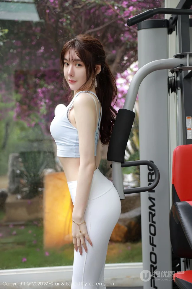 健身房里的气质亮眼魔鬼身材女生薛琪琪sandy紧身运动衣白裤吸睛写真集