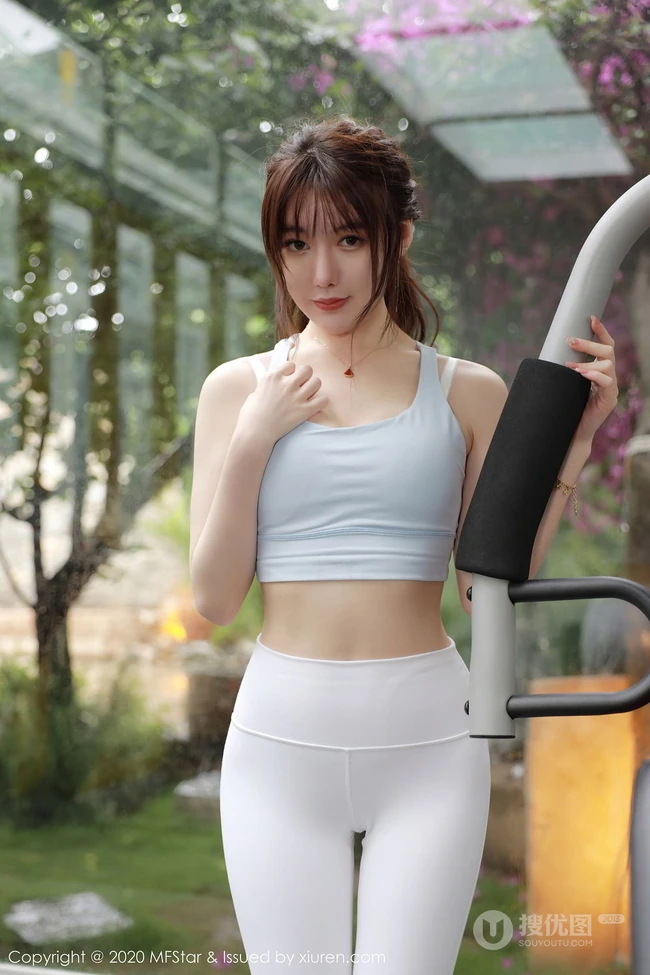 健身房里的气质亮眼魔鬼身材女生薛琪琪sandy紧身运动衣白裤吸睛写真集