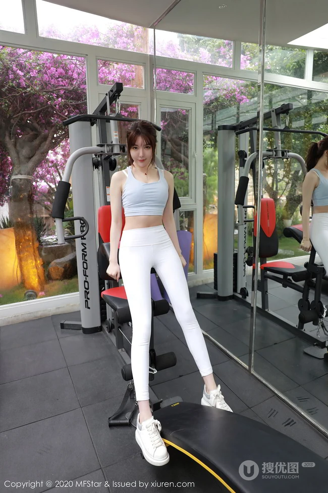 健身房里的气质亮眼魔鬼身材女生薛琪琪sandy紧身运动衣白裤吸睛写真集