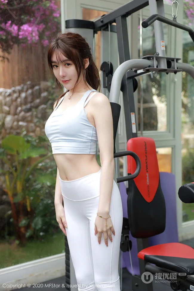 健身房里的气质亮眼魔鬼身材女生薛琪琪sandy紧身运动衣白裤吸睛写真集