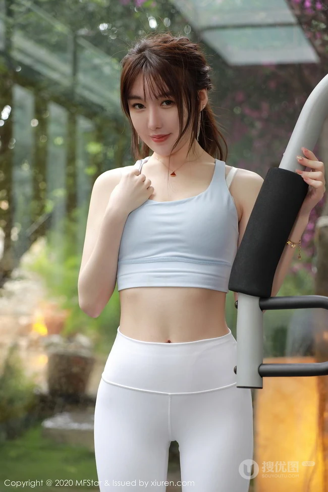 健身房里的气质亮眼魔鬼身材女生薛琪琪sandy紧身运动衣白裤吸睛写真集