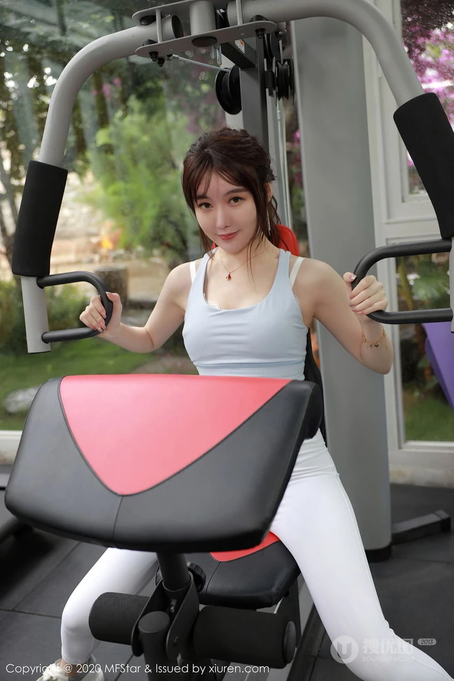 健身房里的气质亮眼魔鬼身材女生薛琪琪sandy紧身运动衣白裤吸睛写真集