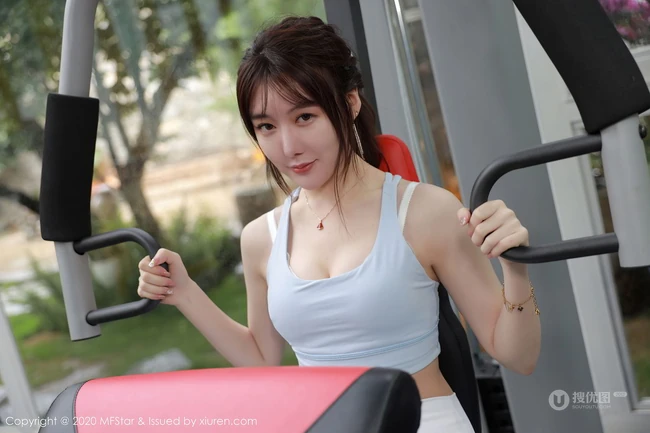 健身房里的气质亮眼魔鬼身材女生薛琪琪sandy紧身运动衣白裤吸睛写真集