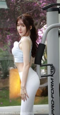 健身房里的气质亮眼魔鬼身材女生薛琪琪sandy紧身运动衣白裤吸睛写真集
