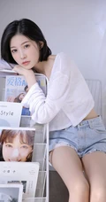 清爽齐肩短发漂亮女生短款装牛仔短裤穿搭显骨感纤细蛮腰写真图片