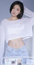 清爽齐肩短发漂亮女生短款装牛仔短裤穿搭显骨感纤细蛮腰写真图片