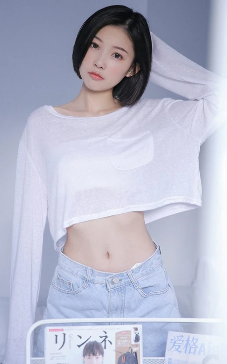 清爽齐肩短发漂亮女生短款装牛仔短裤穿搭显骨感纤细蛮腰写真图片