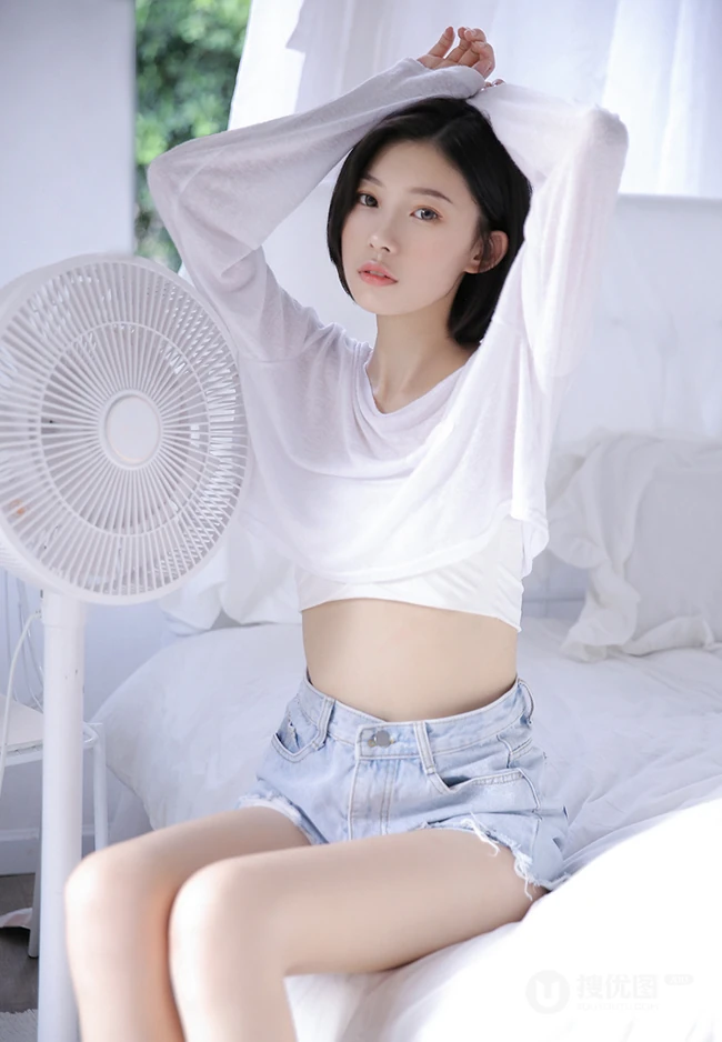 清爽齐肩短发漂亮女生短款装牛仔短裤穿搭显骨感纤细蛮腰写真图片