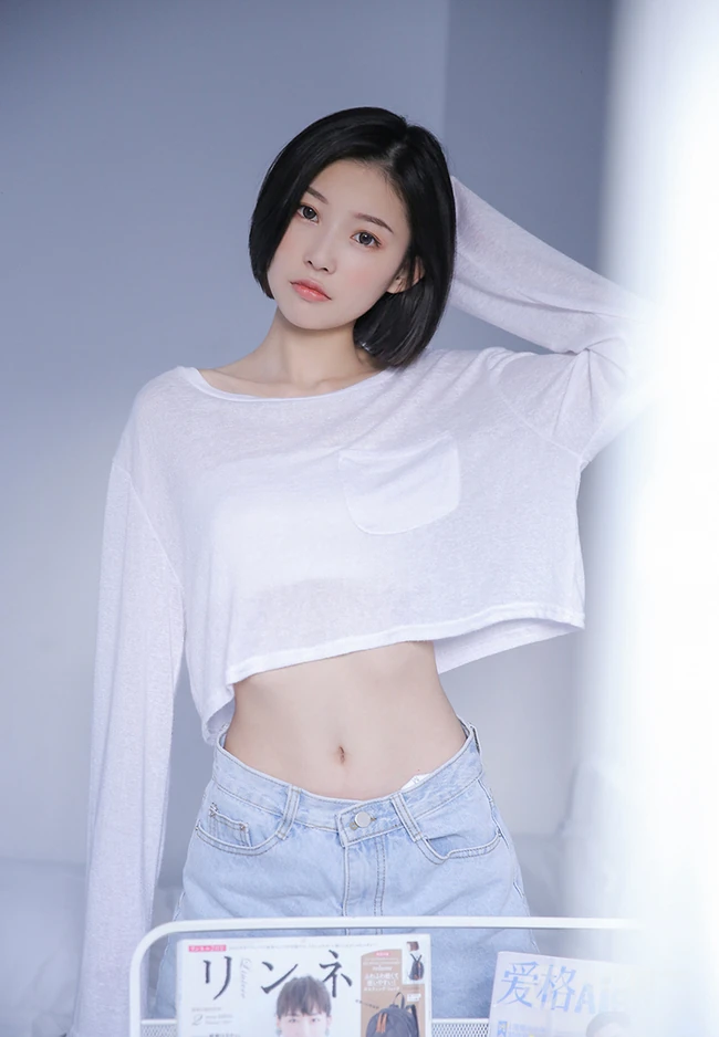 清爽齐肩短发漂亮女生短款装牛仔短裤穿搭显骨感纤细蛮腰写真图片