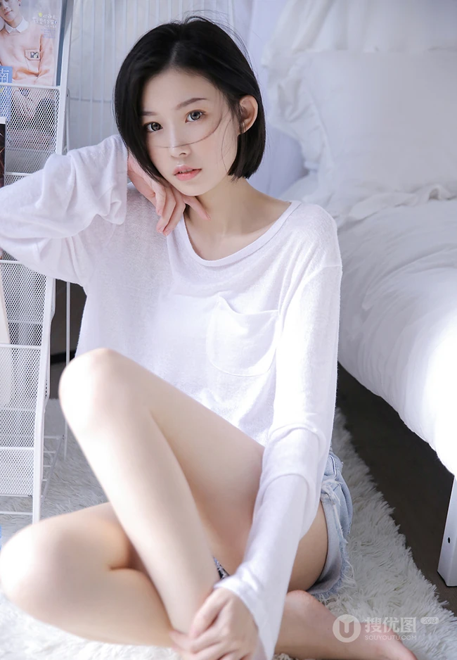 清爽齐肩短发漂亮女生短款装牛仔短裤穿搭显骨感纤细蛮腰写真图片