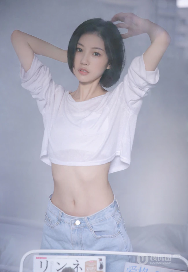 清爽齐肩短发漂亮女生短款装牛仔短裤穿搭显骨感纤细蛮腰写真图片