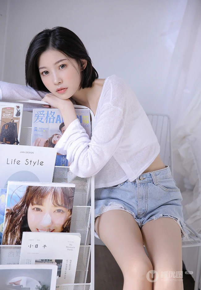 清爽齐肩短发漂亮女生短款装牛仔短裤穿搭显骨感纤细蛮腰写真图片