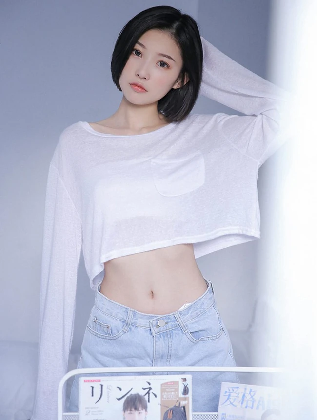 清爽齐肩短发漂亮女生短款装牛仔短裤穿搭显骨感纤细蛮腰写真图片