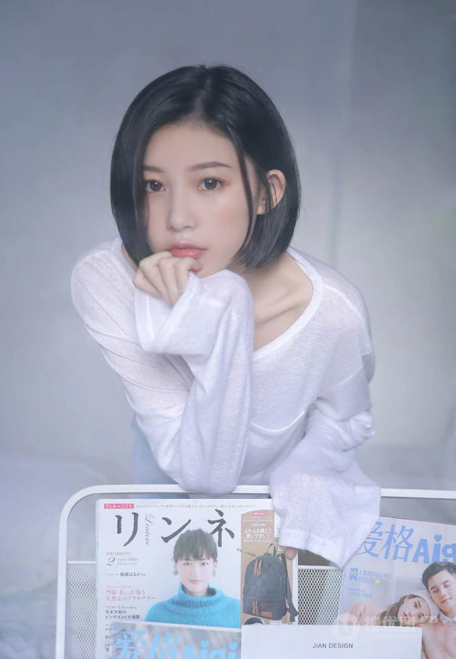 清爽齐肩短发漂亮女生短款装牛仔短裤穿搭显骨感纤细蛮腰写真图片