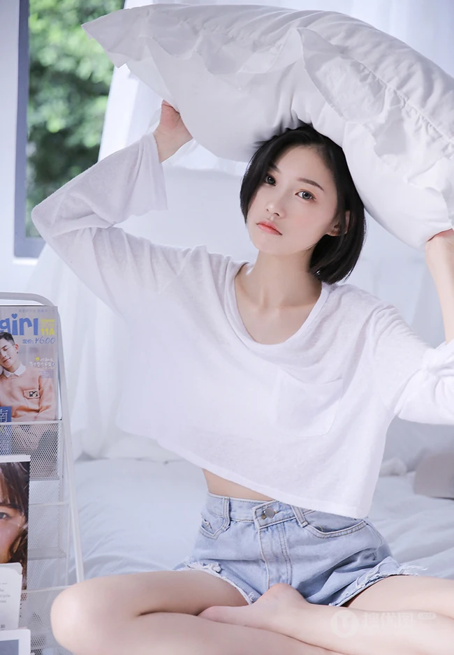 清爽齐肩短发漂亮女生短款装牛仔短裤穿搭显骨感纤细蛮腰写真图片