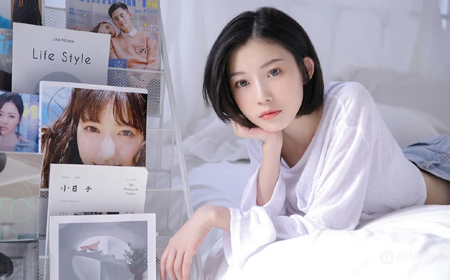 清爽齐肩短发漂亮女生短款装牛仔短裤穿搭显骨感纤细蛮腰写真图片