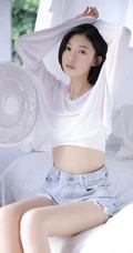 清爽齐肩短发漂亮女生短款装牛仔短裤穿搭显骨感纤细蛮腰写真图片
