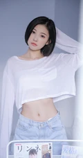 清爽齐肩短发漂亮女生短款装牛仔短裤穿搭显骨感纤细蛮腰写真图片