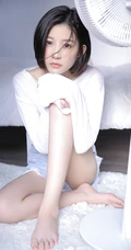 清爽齐肩短发漂亮女生短款装牛仔短裤穿搭显骨感纤细蛮腰写真图片