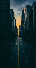 城市繁华的大道，高耸的办公大楼风景