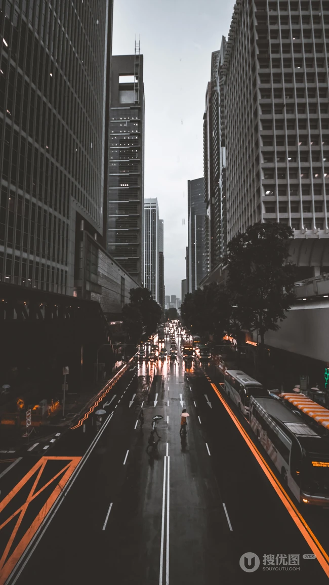 城市繁华的大道，高耸的办公大楼风景