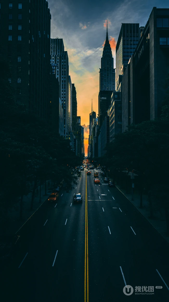 城市繁华的大道，高耸的办公大楼风景