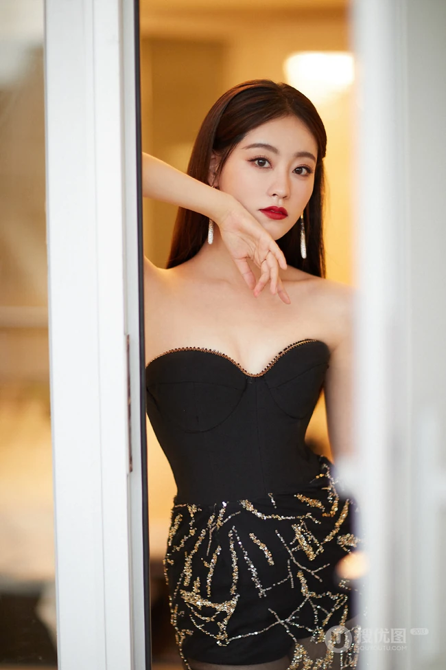 祝绪丹黑色礼裙连衣裙礼服小露气质动人写真照