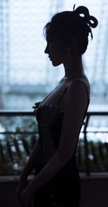 陈小纭黑色肩带礼裙裙礼服着身，展完美身形轮廓白皙肌肤写真照