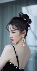 陈小纭黑色肩带礼裙裙礼服着身，展完美身形轮廓白皙肌肤写真照